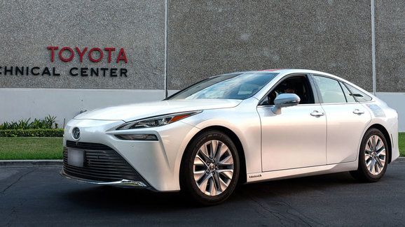 Toyota Mirai má nový rekord v dojezdu na vodík. Ujela téměř 1.360 km na nádrž