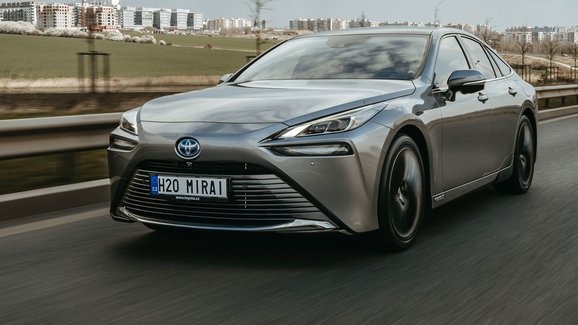 Toyota vodíku věří. V roce 2030 má v ČR pohánět až 50.000 aut