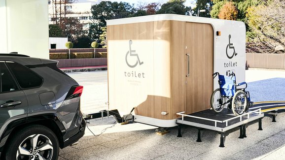 Toyota pomáhá mobilní toaletou hendikepovaným. Osvědčila se na závodech WRC