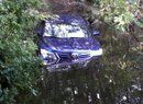 Řidič Toyota vjel do řeky