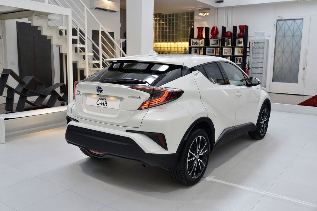 toyota nizsistredni crossover