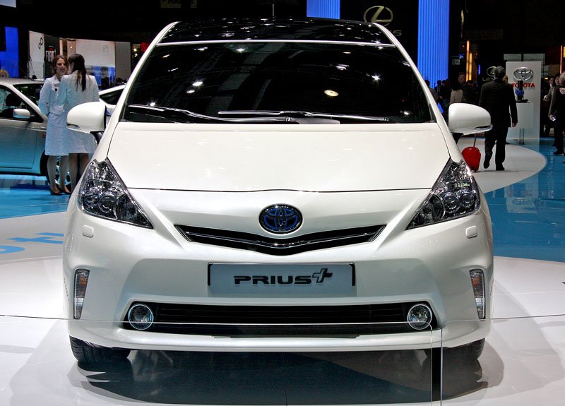 Toyota Prius v