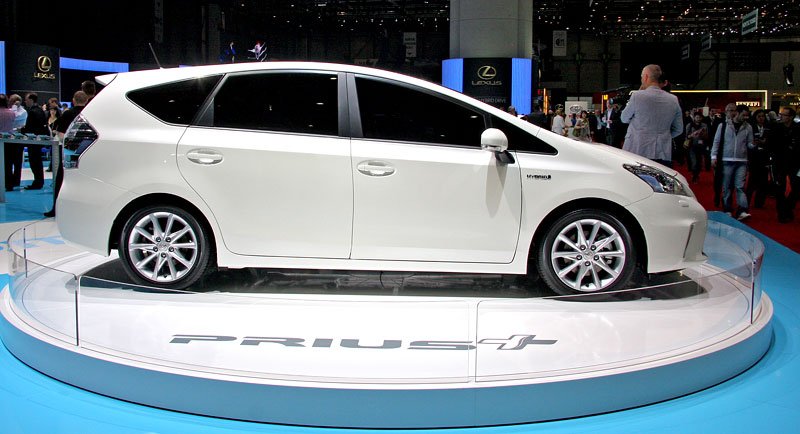 Toyota Prius v