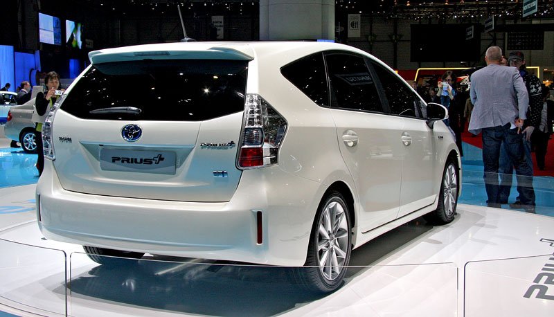 Toyota Prius v