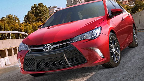 Toyota Camry 2015: Nejprodávanější auto v USA prošlo výrazným faceliftem