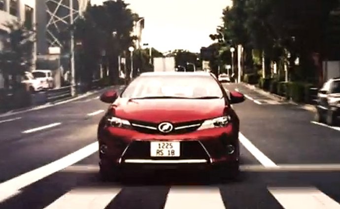 Nový Auris v další transsexuální reklamě. Dělá to Toyota schválně?