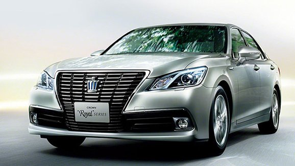 Toyota Crown: Luxusní sedan dorazil ve své 14. generaci