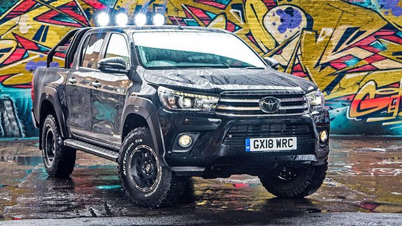 Toyota Hilux Invincible 50 je stylovou oslavou výročí i vzpomínkou na slavný filmový pick-up