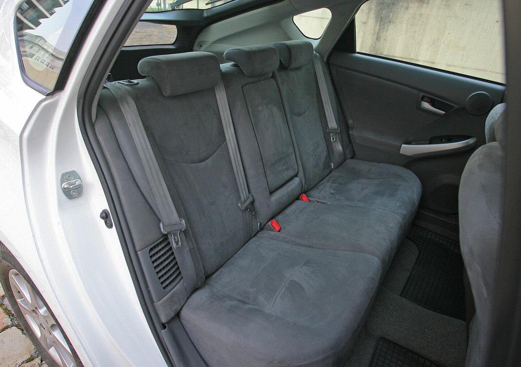 Ačkoliv prius vypadá jako podivný hatchback, uvnitř je velmi prostorný a platí to zejména pro cestující na zadních sedačkách.