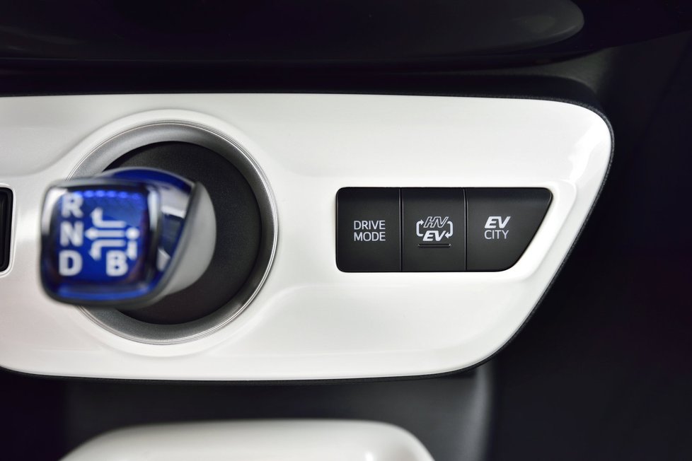 V hybridním módu se Prius PHEV snaží zachovat konstantní nabití baterie, aby další jízda po městě mohla pokračovat čistě elektricky