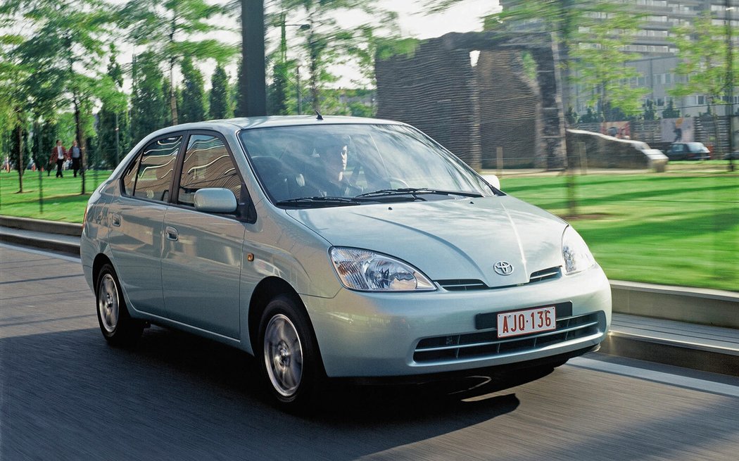 Průkopníky uzavřeného okruhu s funkčním získáváním energie při rekuperaci byly Toyota Prius a Honda Insight.