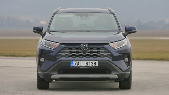 Český trh v srpnu 2020: Toyota před Dacií i VW, pokračující růst Mercedesu