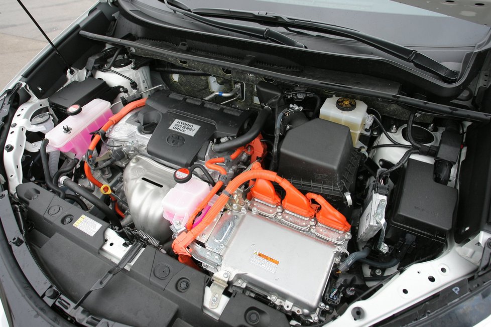 Benzinový motor s převodovkou e-CVT je uložený napříč, nad ní je vidět rozměrné elektrické trafo spojující vůz s 288voltovou baterií