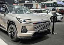 Nová Toyota RAV4 PHEV naživo v Bruselu: Menší kufr a možnost rychlonabíjení