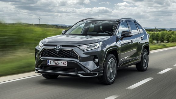 Toyota RAV4 PHEV zná české ceny. Stojí to samé jako dvojče Suzuki Across