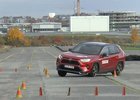 Plug-in hybridní SUV bojují s losím testem, nejhůř dopadla Toyota RAV4