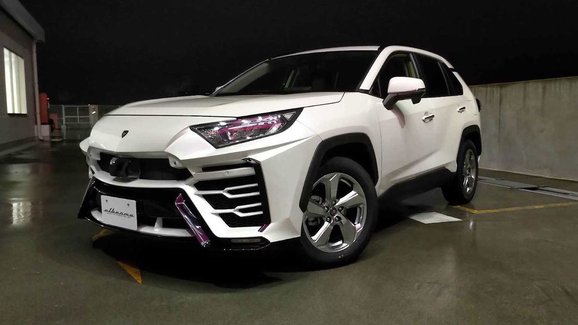 Úpravce dělá z Toyoty RAV4 Lamborghini. Spletli byste si výsledek s Urusem?