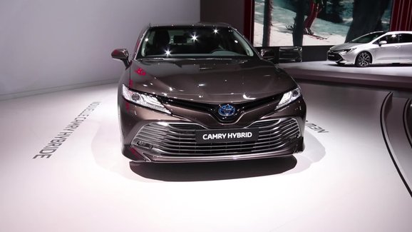 Paříž 2018 živě: Toyota Camry je takový japonský Superb. Bude mít v Evropě šanci?