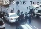 Video: Dvojice zlodějů se snažila ukrást auto. Kolemjdoucí byli proti