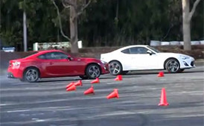 Video: Dvě Toyoty GT 86 v driftovacím duelu na parkovišti