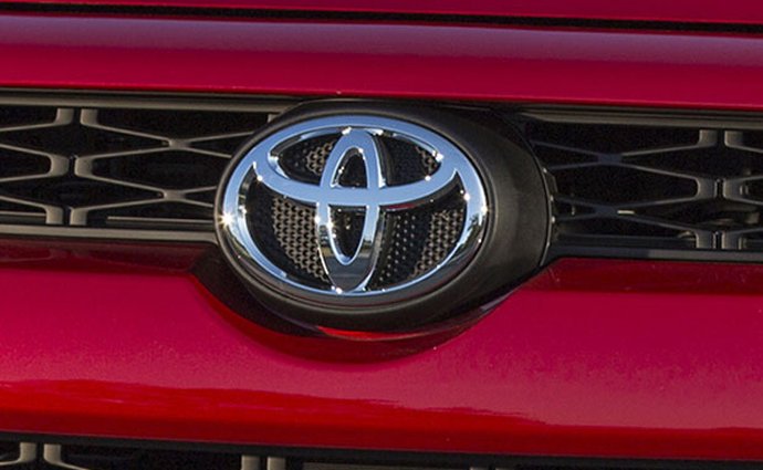 Toyota zůstává jedničkou mezi automobilkami, Volkswagen je třetí