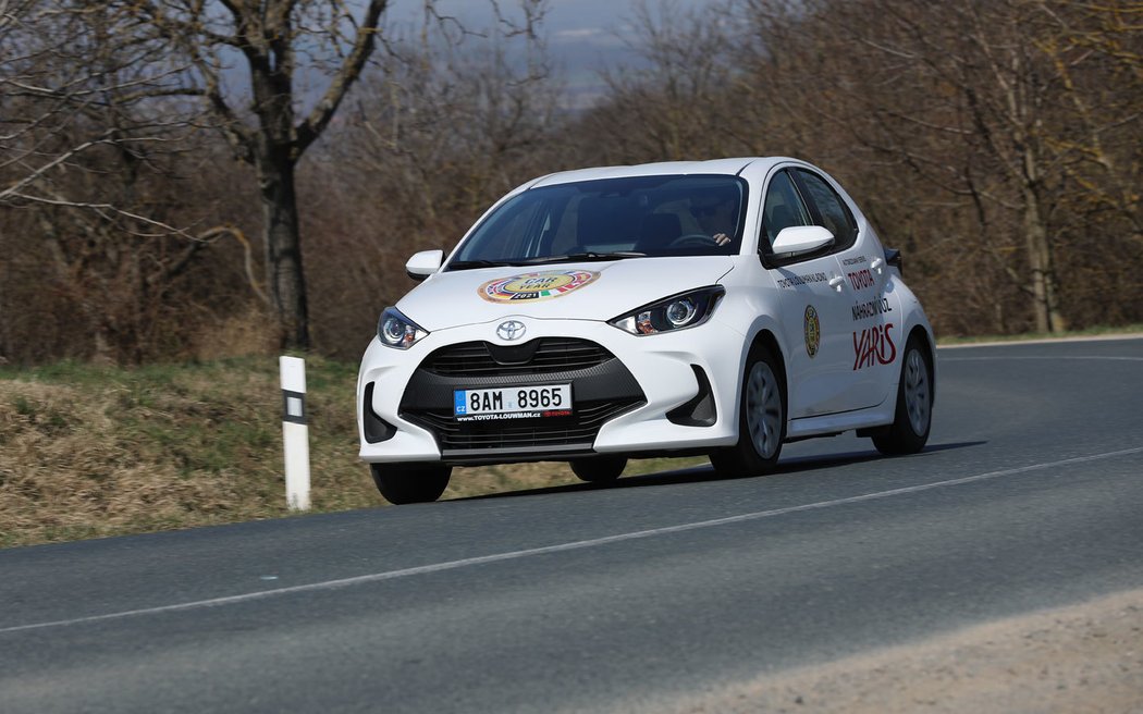 Yaris se prezentuje mimořádně obratným dojmem, snadno mění směr a limity leží vysoko. Stabilizace zasahuje až v nouzi nejvyšší. Líbí se nám příjemně strmé a optimálně tuhé řízení.