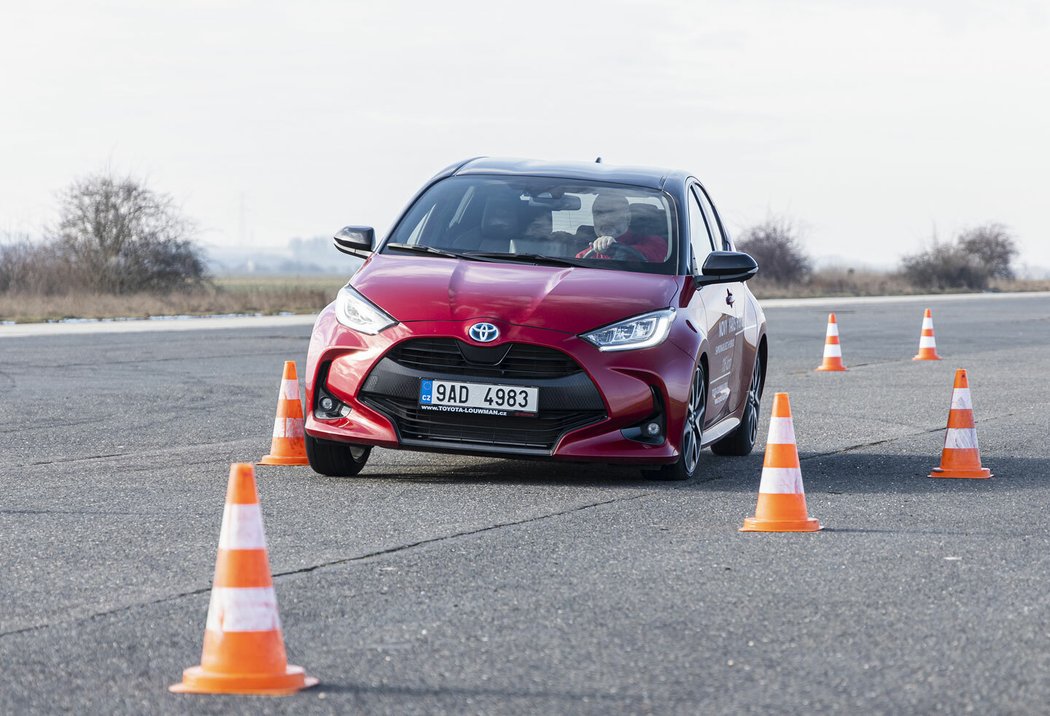 Toyota při vyhýbacím manévru předvádí rychlé reakce na natočení volantu a jede přesně tam, kam jí přikážete. V komfortu ale není tak důsledná.