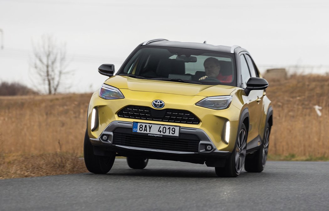 Yaris Cross jezdí výborně. Stojí na nové platformě a hybridní verze má vzadu sofi stikovanou víceprvkovou nápravu, což je mezi malými auty unikát. Zadní elektromotor dokáže ve správném nastavení systémů vytvořit dokonce zábavné přetáčivé tendence.