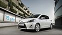 Toyota Yaris Hybrid: Revoluce ve třídě malýchvozů, tak inzeruje tento automobil s výkonem 100k japonská Toyota. Je výjimečně hospodárný, vykazuje vůbec nejnižší emise (79 g/km) v rámcivšech vozů poháněných běžným spalovacím motorem.