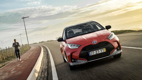 Nová Toyota Yaris odhaluje české ceny. Kolik stojí s novým tříválcovým hybridem?