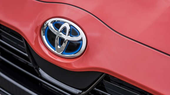 Toyotě klesl zisk o tři čtvrtiny, prodala o polovinu méně aut
