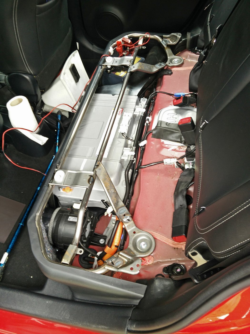 Trakční baterie NiMH hybridního yarisu se ukrývá pod zadní sedačkou. Toyota na ni dává záruku 10 let, dle zkušeností z priusu se zájemci o ojeté yarisy nemusí bát výrazného poklesu kapacity.