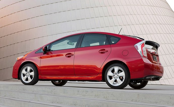 Toyota svolá 625.000 hybridních vozů kvůli chybě softwaru