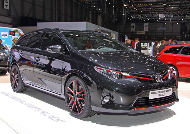 Toyota RAV4 Adventure, Premium a Auris Touring Sports Black: Jde to i stylově