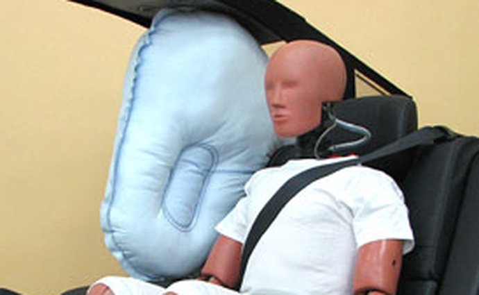 Toyota vyvinula středový airbag pro zadní sedadla