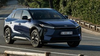Za volantem modernizované Toyoty bZ4X: Lepší technika v podobném balení Za volantem modernizované Toyoty bZ4X: Lepší technika v podobném balení