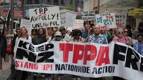 Kontroverzní dohoda TPP podepsána: Tisíce Novozélanďanů protestovaly.