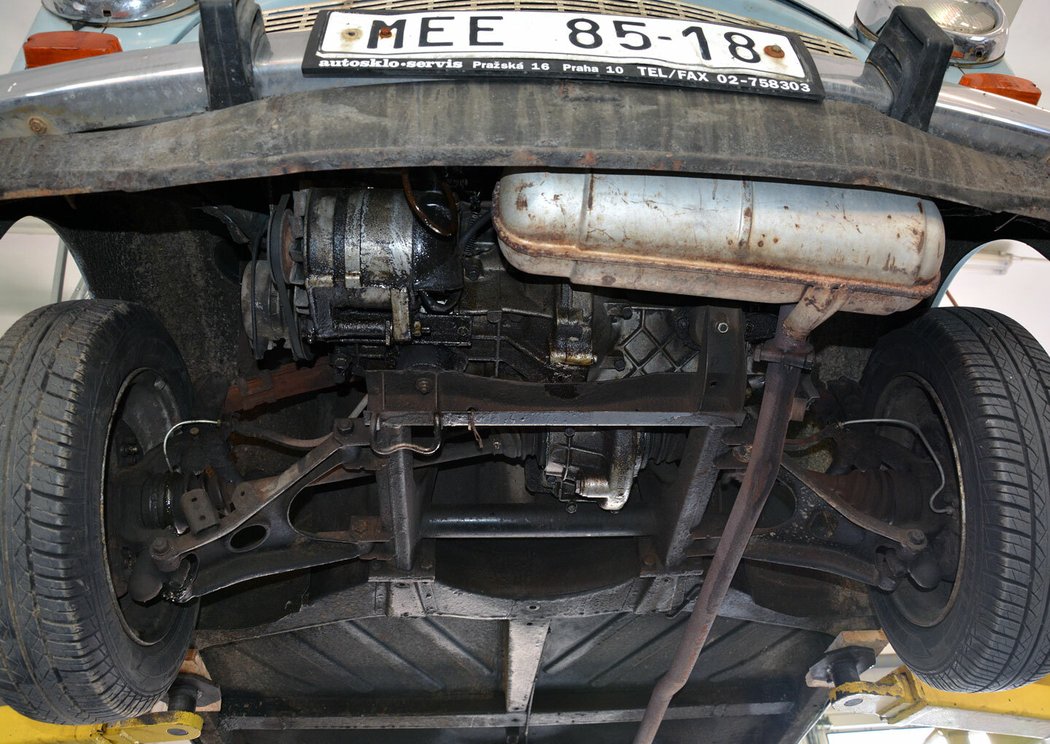 Trabant má masivní podmotorový rám spojující motor s přední nápravou. K vlaštovce je přišroubován.