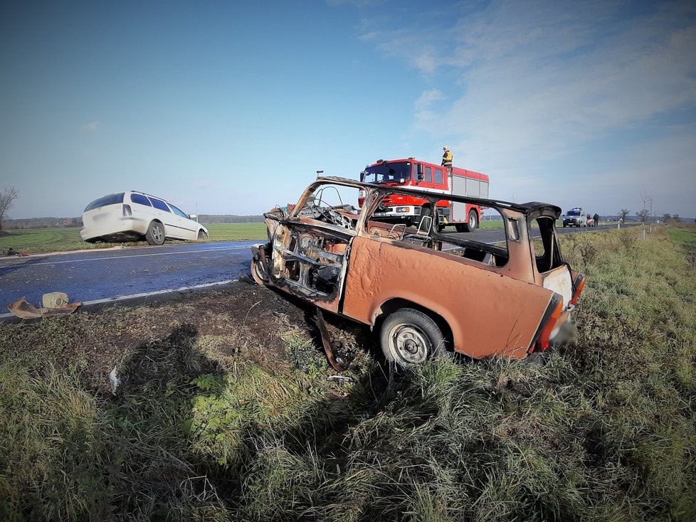 Drsná nehoda na Nymbursku: Po srážce zde začal hořet trabant