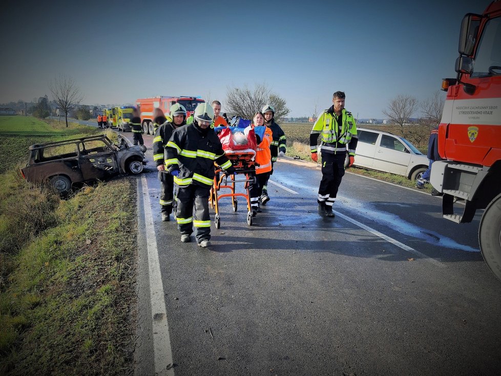 Drsná nehoda na Nymbursku: Po srážce zde začal hořet trabant