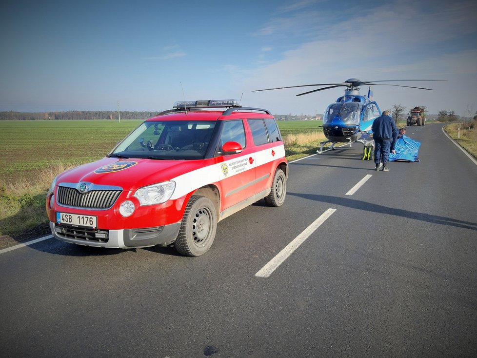 Drsná nehoda na Nymbursku: Po srážce zde začal hořet trabant.