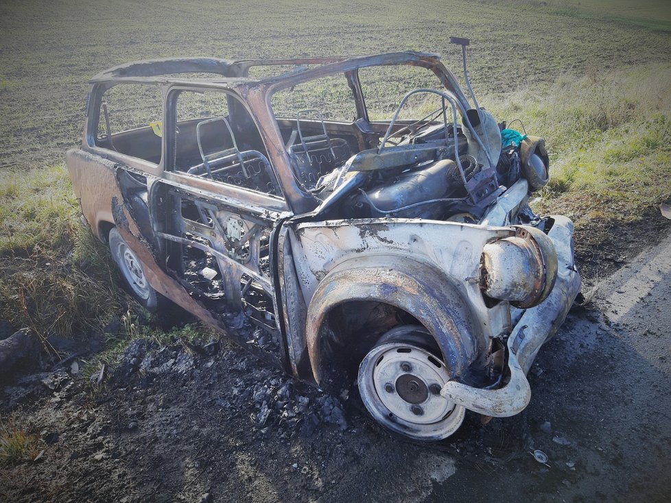 Drsná nehoda na Nymbursku: Po srážce zde začal hořet trabant