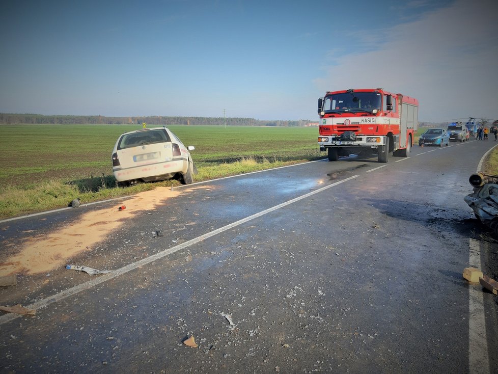 Drsná nehoda na Nymbursku: Po srážce zde začal hořet trabant.