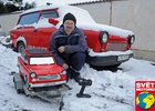 Staví zmenšená auta: Trabantologův vůz hrabe zadními