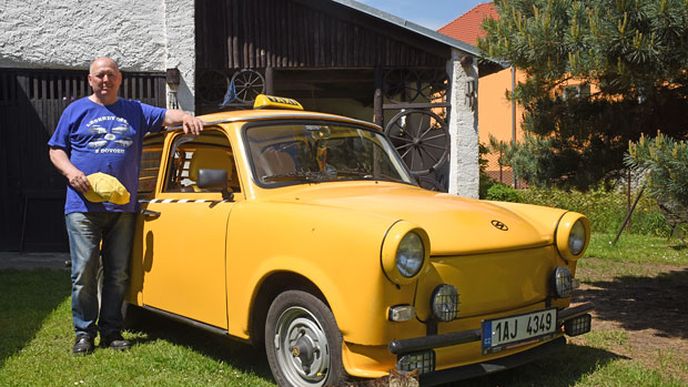 Tento muž jezdí taxikářským trabantem. Zákazníky ale nevozí... Tento muž jezdí taxikářským trabantem. Zákazníky ale nevozí...