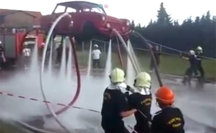 Video: Když se hasiči nudí... Létají s trabantem!