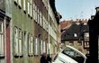 Erfurt v 80. letech. Lehounký trabant se mohl opravovat přímo na ulici.