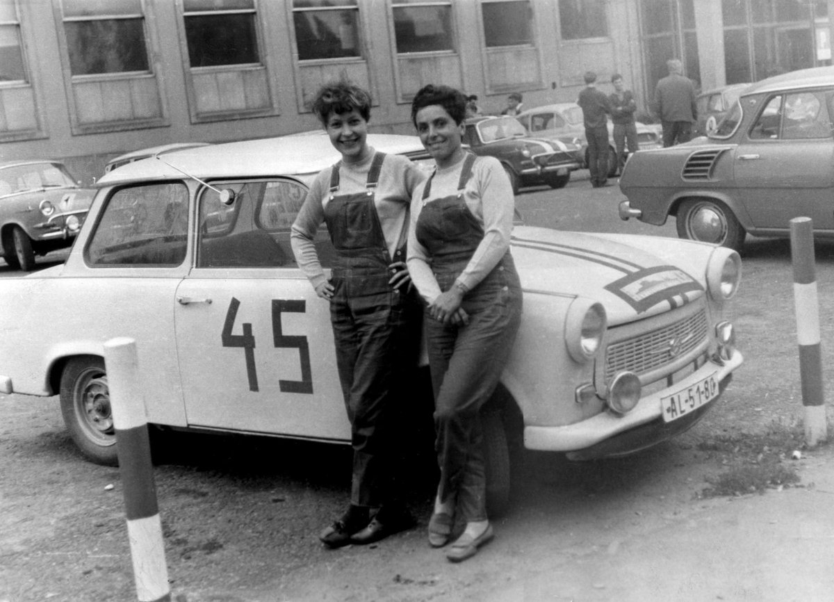 Helena Huclová (vlevo) s kamarádkou u závodního trabantu.