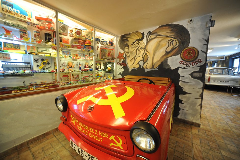 Tento hasičský trabant ještě nedávno zdobil interiér restaurace v obci Zlatníky