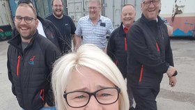 Britku Tracey Scholesovou chtějí vyhodit z práce kvůli jejímu vzrůstu.